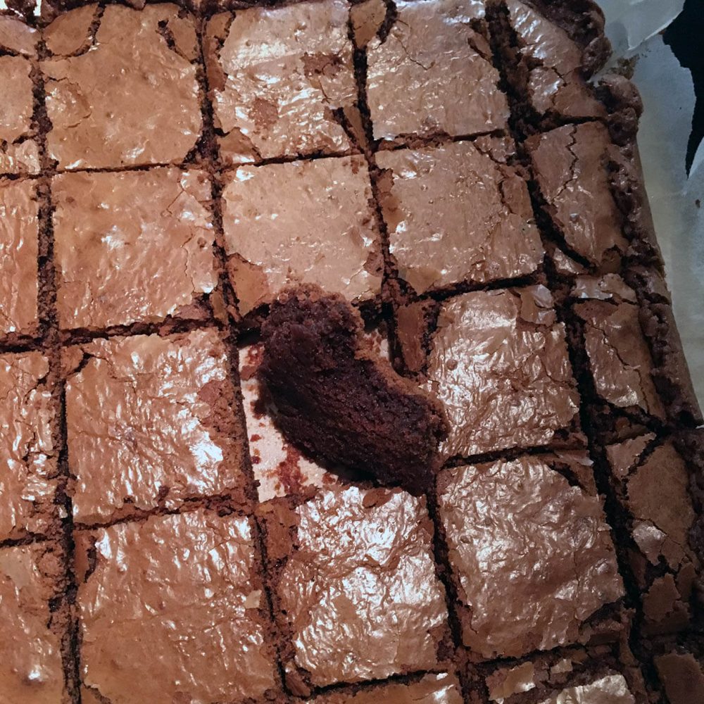 Hotové brownies na plechu, rozkrájené